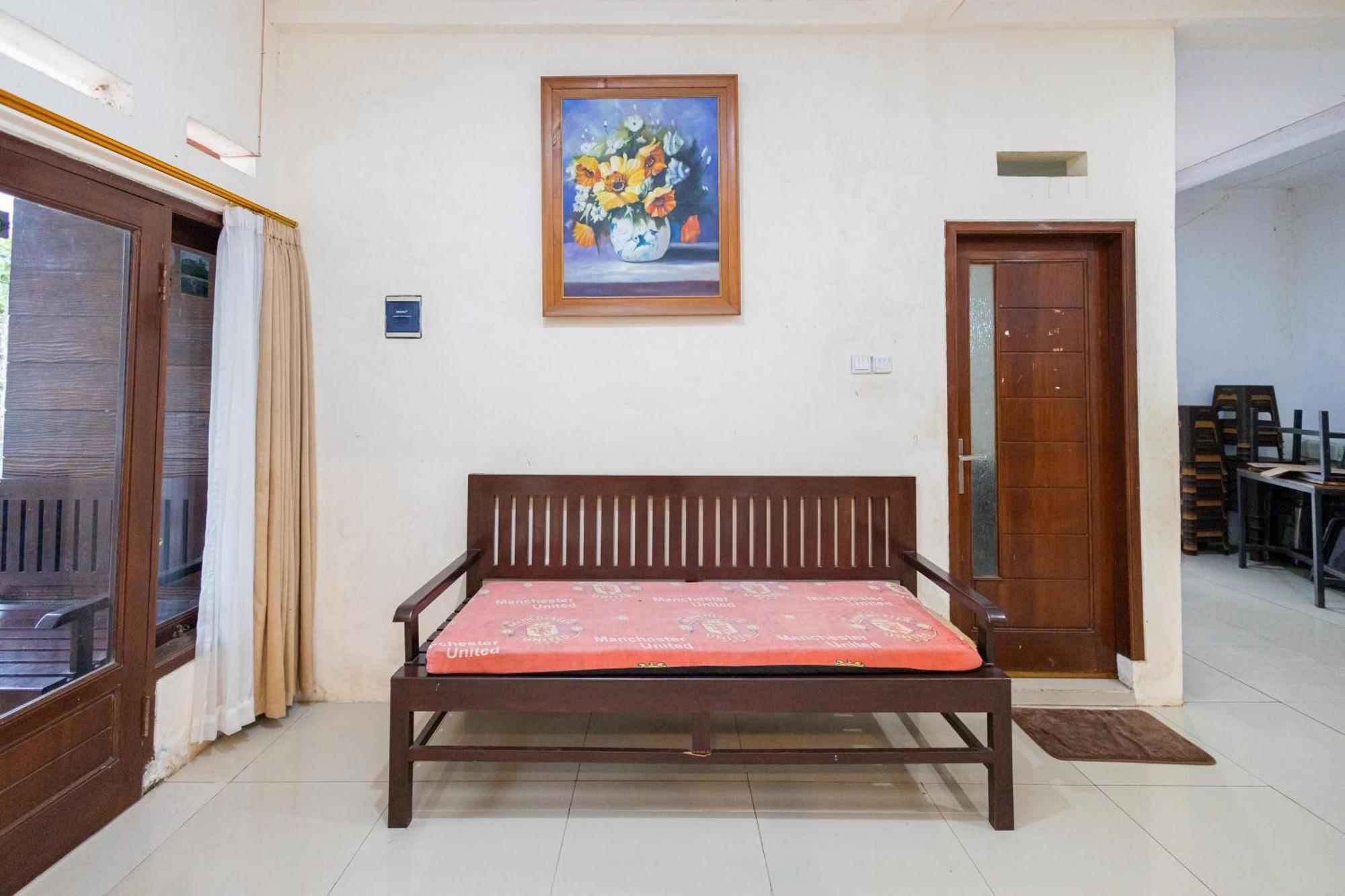 Reddoorz Syariah At Wisma Djokorio Poncokusumo Malang Eksteriør billede