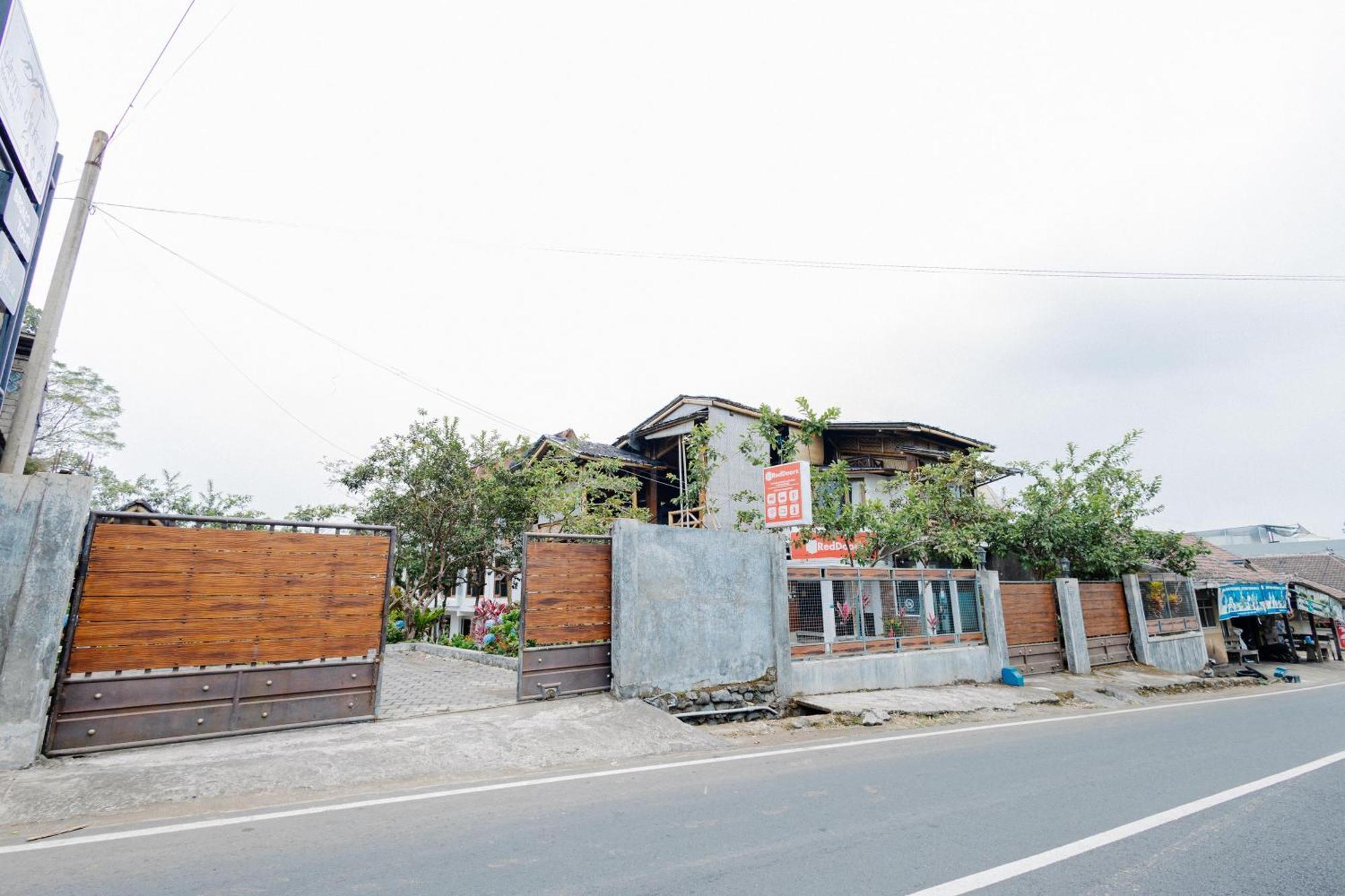Reddoorz Syariah At Wisma Djokorio Poncokusumo Malang Eksteriør billede