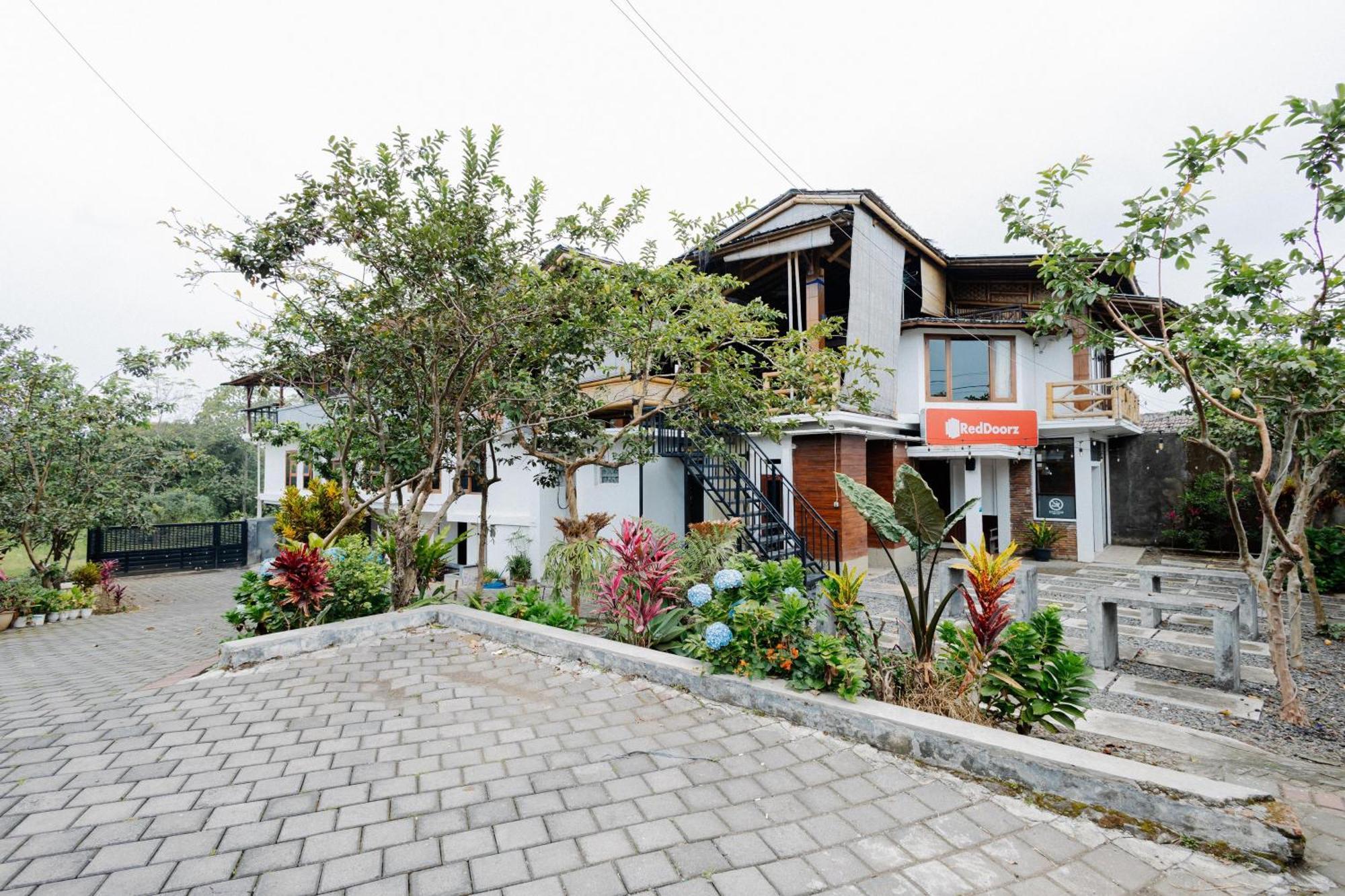 Reddoorz Syariah At Wisma Djokorio Poncokusumo Malang Eksteriør billede