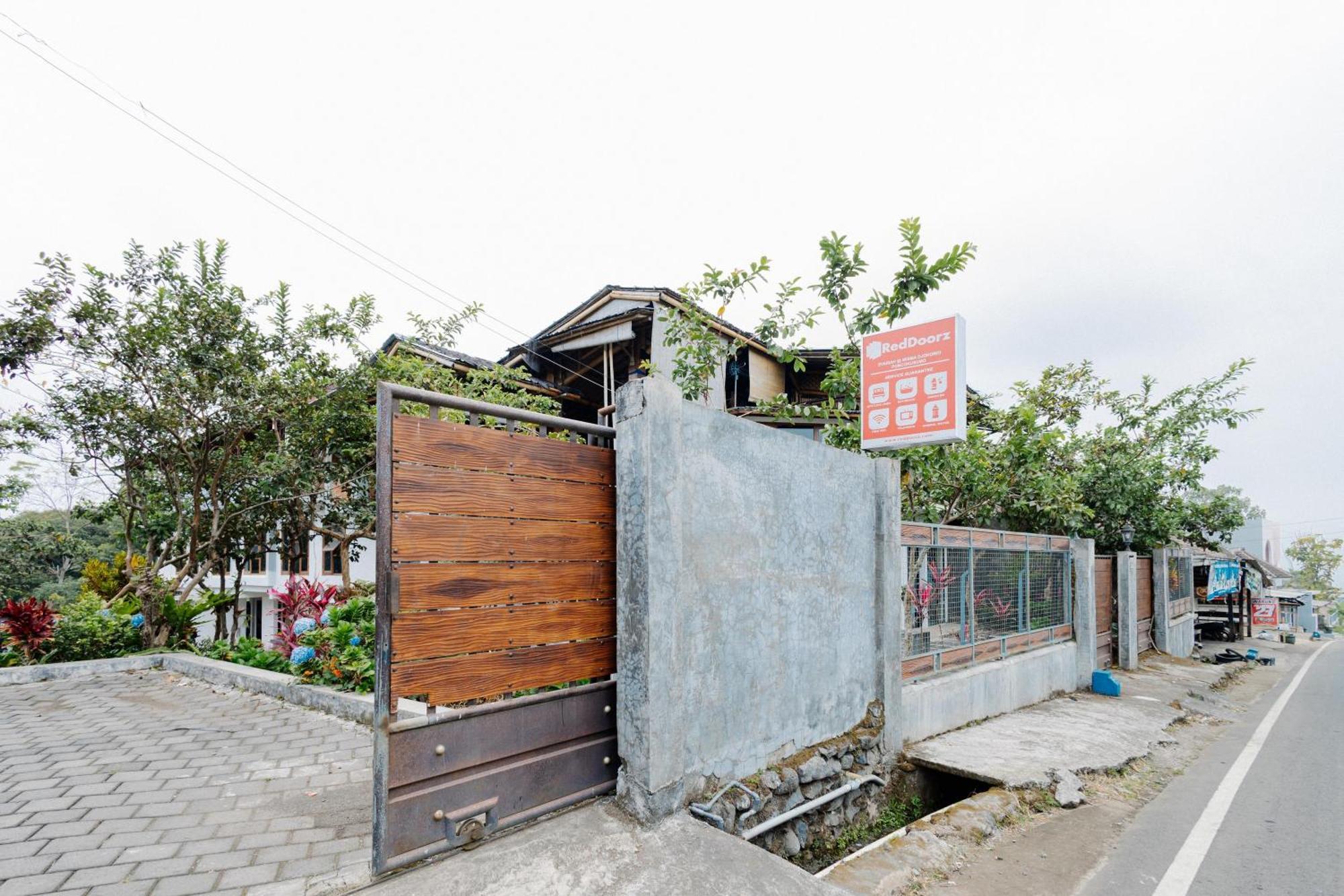 Reddoorz Syariah At Wisma Djokorio Poncokusumo Malang Eksteriør billede