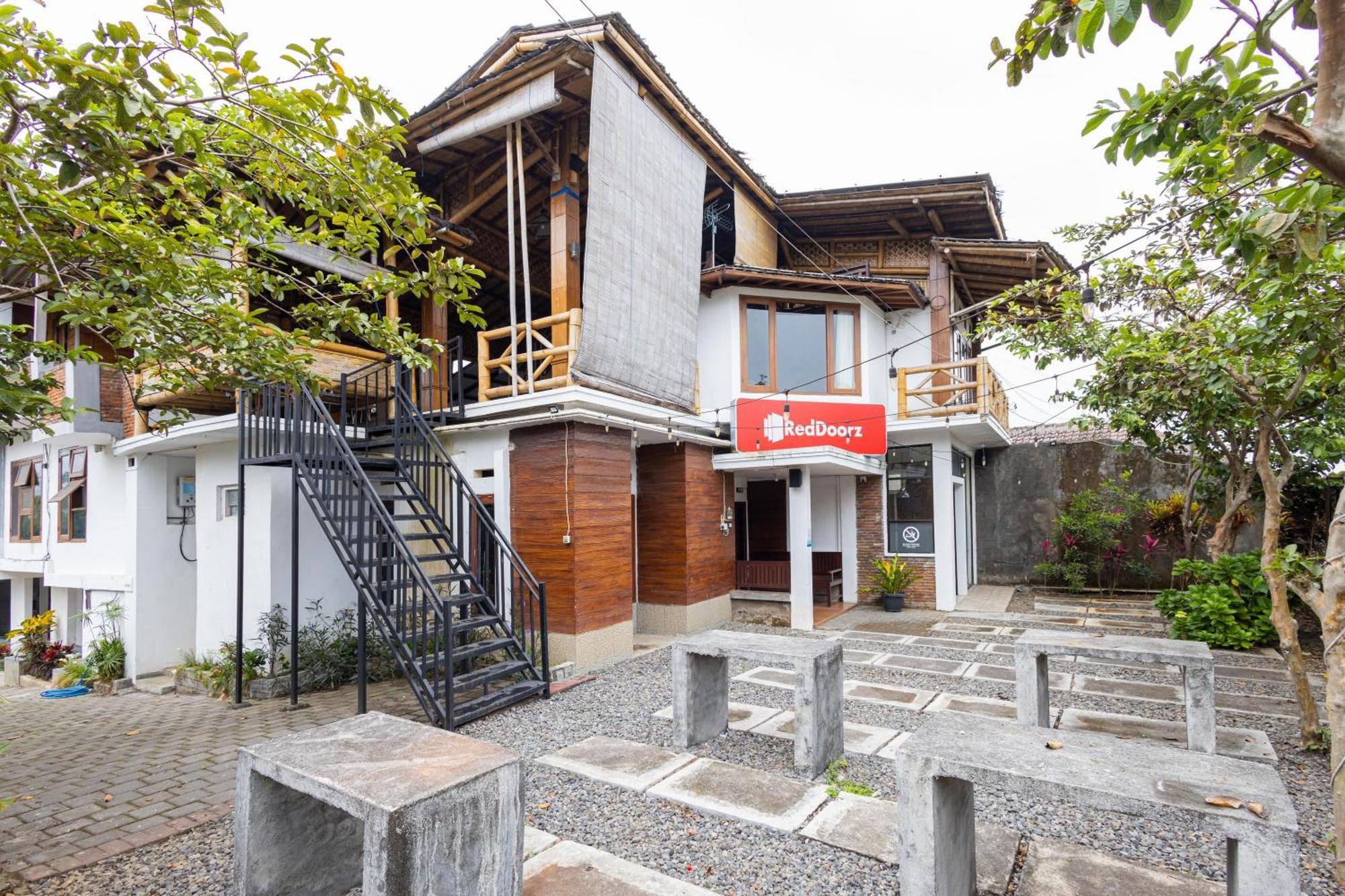 Reddoorz Syariah At Wisma Djokorio Poncokusumo Malang Eksteriør billede
