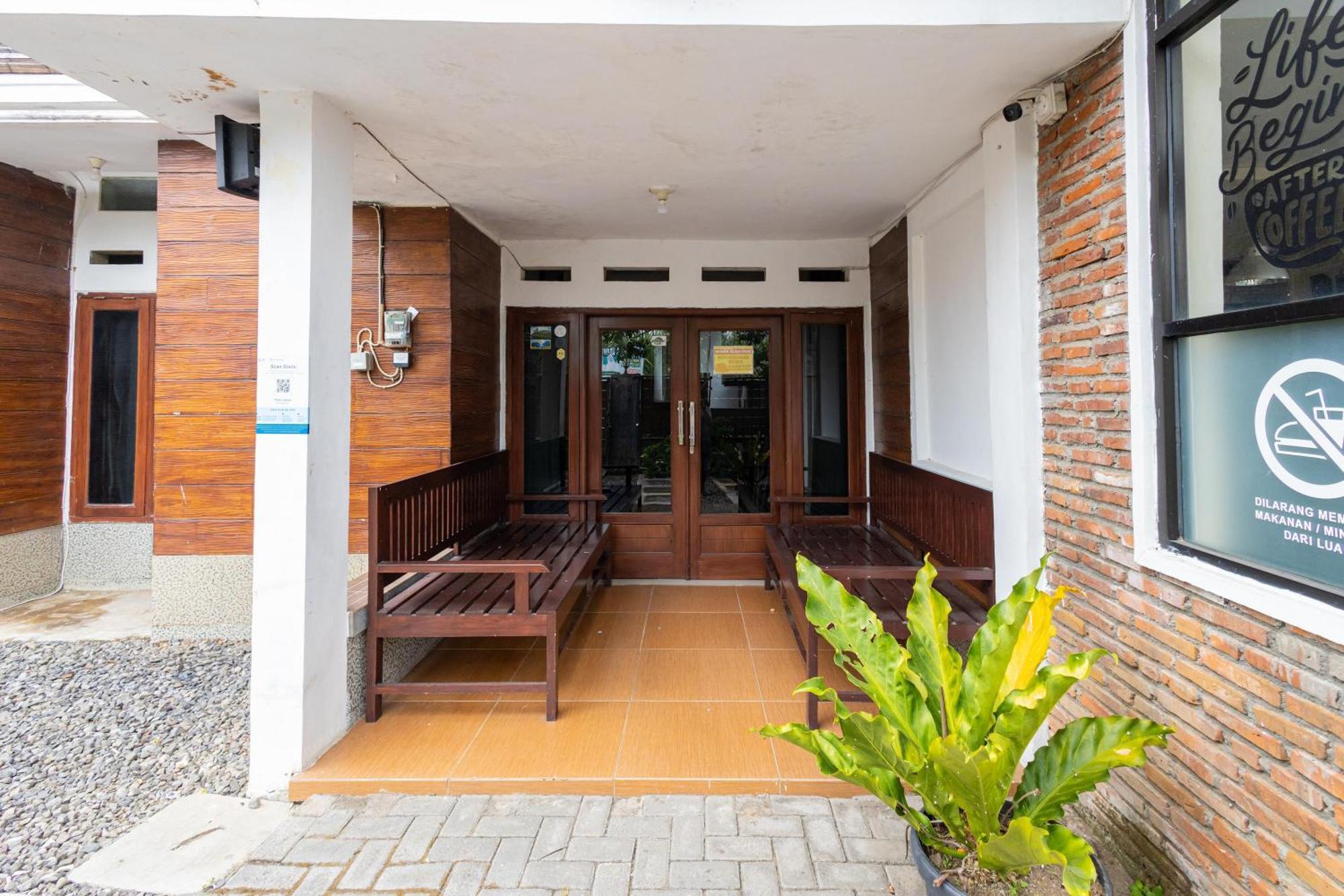Reddoorz Syariah At Wisma Djokorio Poncokusumo Malang Eksteriør billede