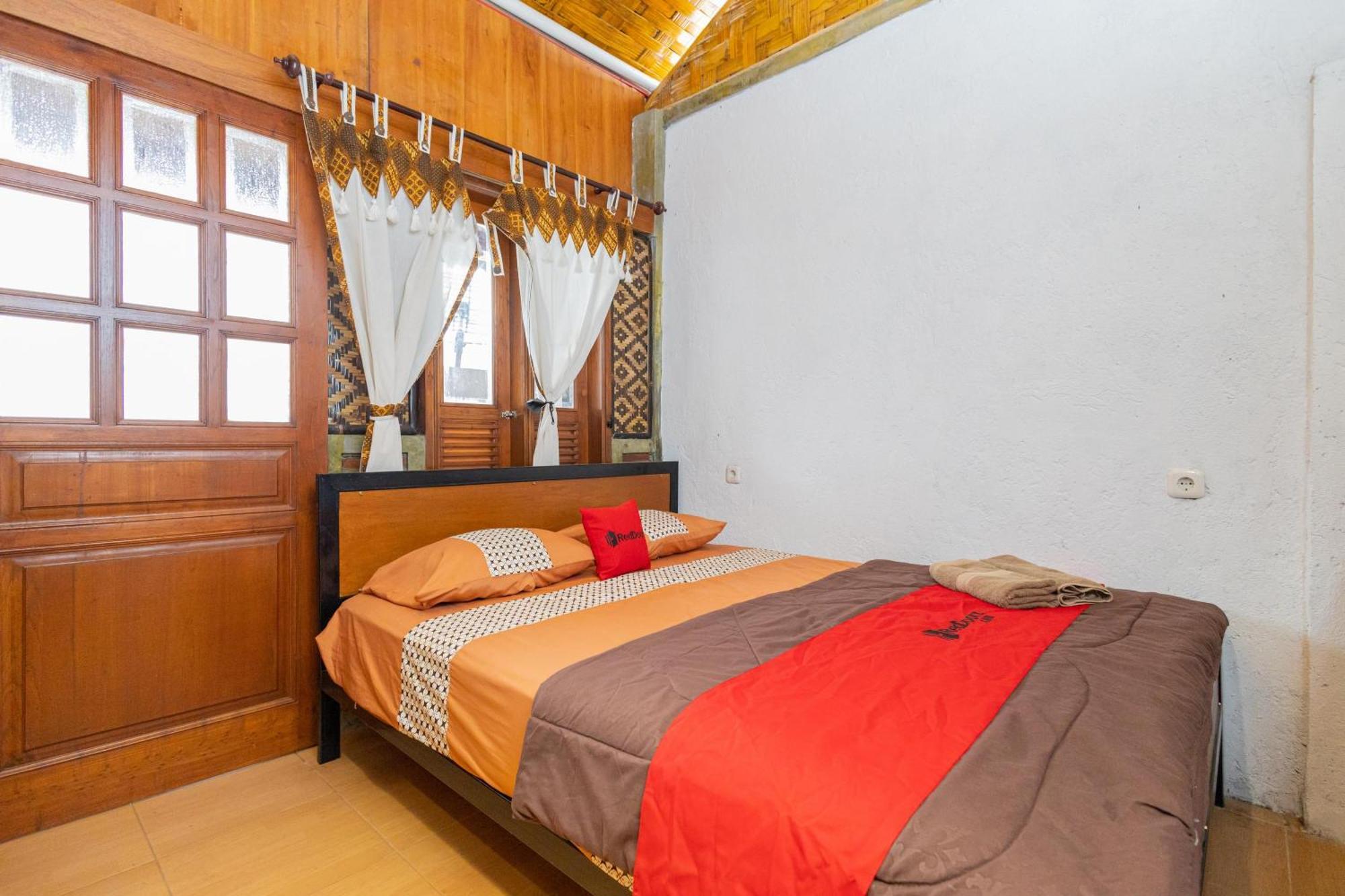 Reddoorz Syariah At Wisma Djokorio Poncokusumo Malang Eksteriør billede